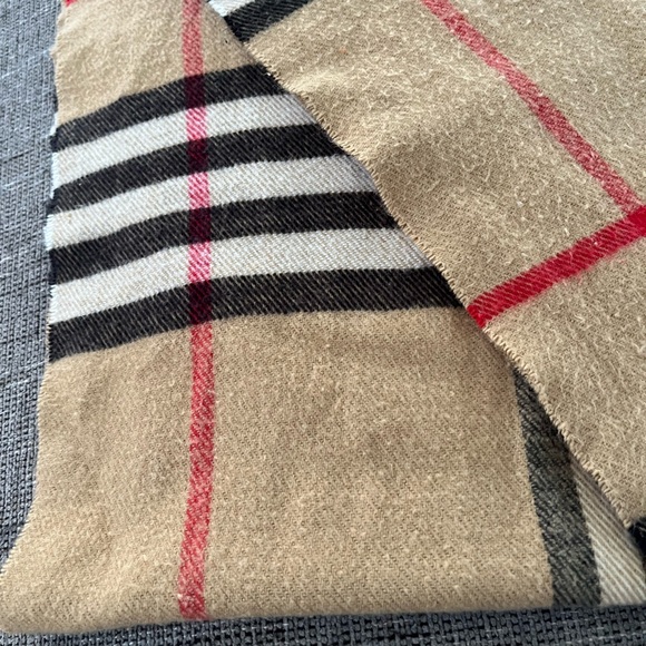BURBERRY Cashmere Scarf - Picture 3 of 6